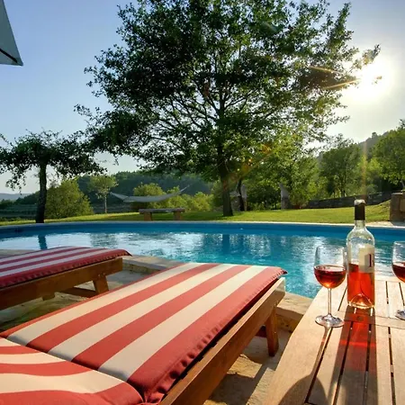 Sleeps 2 Pool Air Con Wifi * 그로즈냔